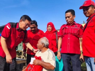 Hasyim Pimpin PDI Perjuangan Salurkan Bantuan ke Korban Kebakaran di Medan Labuhan