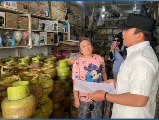 Bupati Sujiwo Larang Pangkalan Elpiji 3 Kilogram Jual Gas Bersubsidi Ke Pengecer 