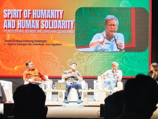 Rocky Gerung di Public Lecture Jogja: Keluarkan Sindiran "Tut Wuri Malsuin Ijazah"