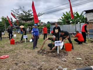 Jaga Pertiwi, Aria Bima Pimpin PDI Perjuangan Solo Tanam 1001 Pohon Serentak di 5 Kecamatan