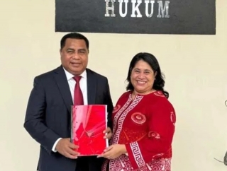 Bergelar SH, Benhur Watubun Soroti Bahaya Kepentingan Politik Dalam Pembentukan Perda