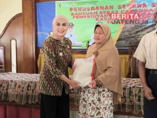 Bupati Dyah Kartika Salurkan Bantuan Beras ke 822 Warga Terdampak Banjir