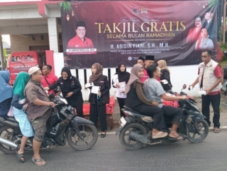 Rumah Kebangsaan Abidin Fikri Rutin Bagikan Takjil Sepanjang Bulan Puasa