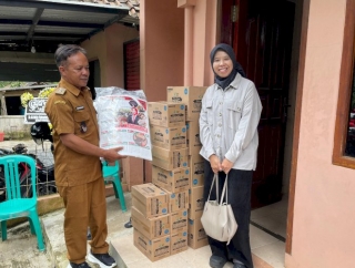Ineu Purwadewi Serahkan Bantuan Biskuit Bergizi ke Ibu Hamil dan Balita di Desa Cijeruk