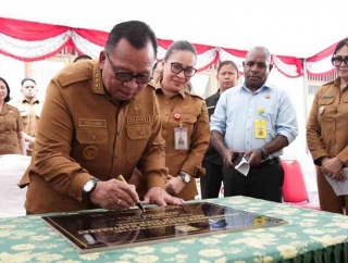 Puji Syukur, Robby Dondokambey dan Vanda Sarundajang Resmikan Labkesmas Kabupaten Minahasa