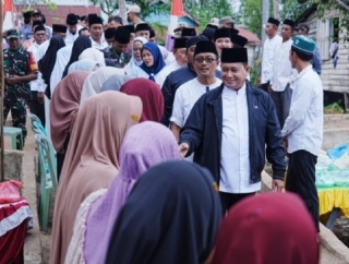 Bupati Askolani Pimpin Safari Ramadan, Sholat Tarawih di Makarti Jaya, dan Serahkan Bantuan Dana  