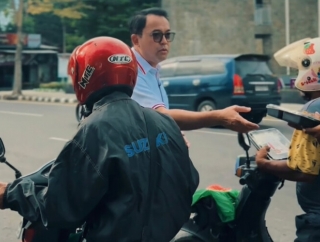Sapa Pengendara di Kediri, Pulung Agustanto Turun Jalan Bagikan Takjil