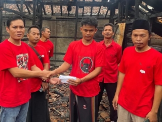 Rachmat Hidayat Pimpin Solidaritas Banteng Lombok Timur Bantu Rumah Kader yang Ludes Terbakar