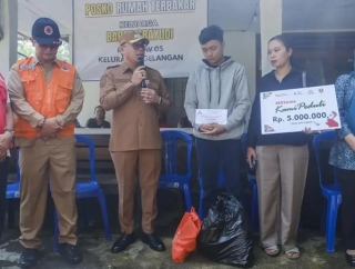 Wali Kota Damar Salurkan Bantuan dan Jamin Perbaikan Rumah Korban Kebakaran di Gelangan