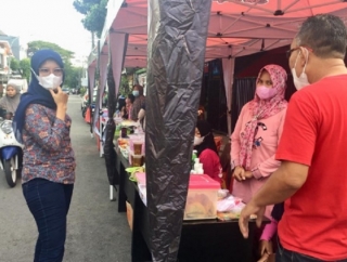 DPD PDI Perjuangan Sulsel Bagikan Ratusan Takjil di Hari ke-14 Ramadan 