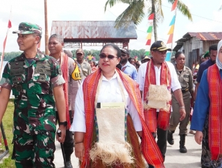 Petronela Krenak Ajak Masyarakat Sorong Selatan Tak Segan-Segan Menanam