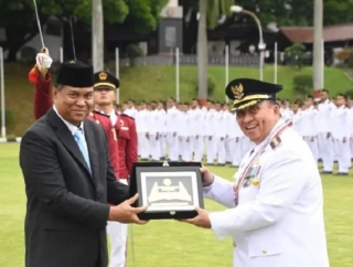 Robby Dondokambey Terima Penghargaan Kartika Pamong Praja Muda dan Alumni Kehormatan IPDN