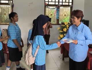 Reses, Mercy Barends Bagikan 10 Ribu Paket Buku Tulis dan Pena Kepada Siswa di Maluku 