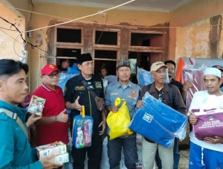 Muhammad Jaenudin Serahkan Bantuan Ke 110 KK Terdampak Bencana di Bantargadung