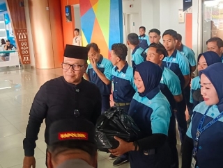 Sujiwo Galang 35 Ribu Paket Bantuan Ramadan Untuk Para Pekerja Sektor Informal di Bandara Supadio