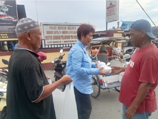 Mercy Barends Bagikan Ratusan Takjil ke Buruh Pelabuhan Yos Sudarso dan Warga di Ambon