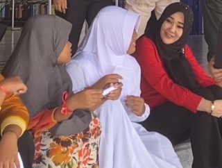 Dora Maharani Dampingi Anak Yatim di Jombang Belanja Baju Lebaran