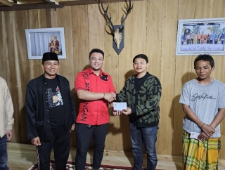 Mukhlis Basri Dukung Tradisi Sekura Seribu Wajah, Salurkan Bantuan ke 10 Pekon di Lampung Barat