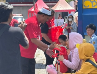 Dirikan Posko Mudik dI Giwangan, DPC PDI Perjuangan Yogyakarta Berbagi Bingkisan & Sediakan Buka Bersama