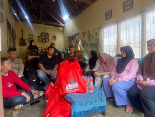 Yudha Puja Turnawan Turun Langsung Salurkan Bantuan Bagi Korban Kebakaran di Banyuresmi