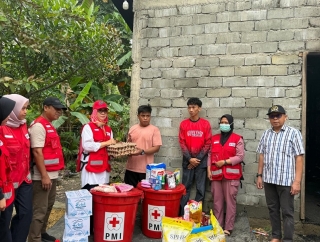 Agus Ambo Djiwa Serahkan Bantuan Bagi Korban Kebakaran di Dusun Lelumpang, Pasangkayu 