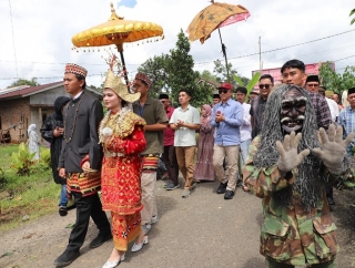 Mukhlis Basri Hadiri Sekura Cakak Buah: Simbol Kebersamaan, Persaudaraan, Kearifan Lokal