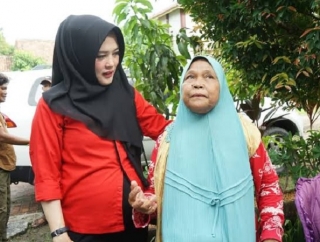Sarifah Ainun Jariyah Bagikan Paket Sembako Kepada Masyarakat di Sejumlah Wilayah Daerah Pemilihan Banten II