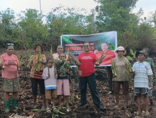 Ruth Naomi Rumkabu Ajak Warga Biak Giat Menanam Komoditas Pengganti Beras