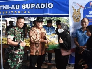 Sujiwo Dorong Pasar Murah dan Pengurangan Sampah Plastik di Kubu Raya