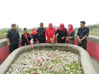 DPC PDI Perjuangan Kebumen Ziarah ke Makam Istri Kolopaking III