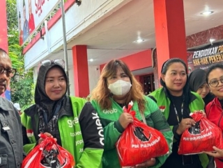 Peringati Hari Buruh, Banteng Kota Surabaya Salurkan 