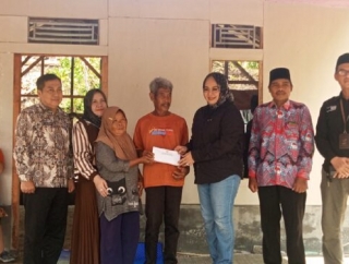 Ida Nurlaela Bantu Bangun Kembali Rumah Warga Pangandaran, yang Roboh Akibat Angin Kencang