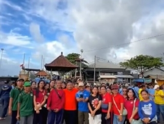 Nyoman Parta Turun Langsung Menyapa Para Petugas Kebersihan Tanpa Sekat Formalitas