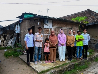 Sarifah Perjuangkan Bantuan Bedah Rumah Bagi Bilik Bambu di Tengah Perumahan Beton
