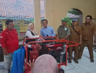 Diah Fitri Maryani Realisasikan Bantuan Pompa Air di Cirebon