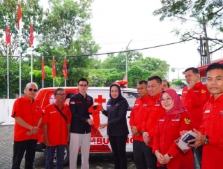 DPD PDI Perjuangan Lampung Serahkan Satu Unit Ambulans ke DPC PDI Perjuangan Pesisir Barat