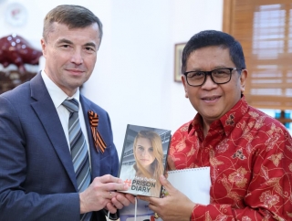 Dubes Rusia Beri Buku tentang Pengalaman di Penjara Maria Butina ke Sekjen PDI Perjuangan