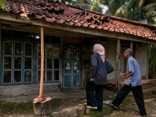 Ida Nurlaela Serahkan Bantuan Renovasi Rumah ke Keluarga Almarhum Saiman di Kab. Pangandaran