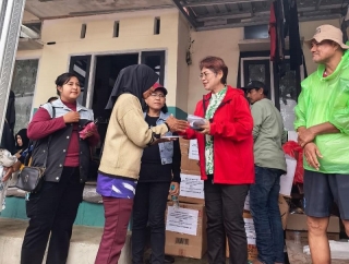 Mercy Barends Salurkan Bantuan Sembako dan Uang Tunai Bagi Korban Longsor BTN Gadihu Indah Ambon