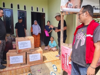 Mercy Barends Salurkan Bantuan Kemanusiaan ke Korban Kebakaran di Kawasan Pohon Mangga, Air Salobar