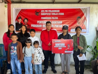 PDI Perjuangan Toraja Utara Serahkan Bantuan Program Indonesia Pintar Kepada 87 Siswa Penerima