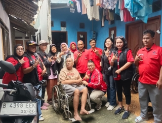 Hari Lahir Pancasila, PDI Perjuangan Depok Salurkan Kursi Roda untuk Warga Tapos