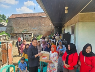 TB Hasanuddin Serap Aspirasi dan Salurkan Bantuan Sembako di Dapil Sumedang 