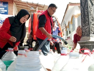 Atasi Krisis Kekeringan, PDI Perjuangan Bondowoso Pasok Air Bersih dan Sembako di Klabang