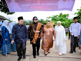 Dewi Juliani Salurkan Bantuan Alat Pertanian, Bantuan Aspirasi, dan PIP di Desa Muara Basung, Kec. Pinggir, Bengkalis 