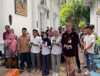 Nia Kurnia Fauzi Salurkan Bantuan Beasiswa Ke 40 Mahasiswa dari Dapil I Kabupaten Sumenep