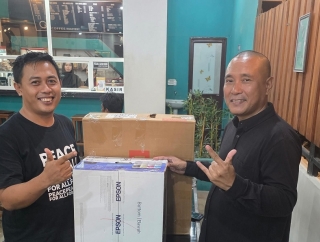 Anggota DPR Ahmad Safei Serahkan Bantuan Alat Kesekretariatan Untuk DPC PDI Perjuangan Kabupaten Konawe