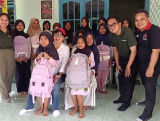 Elvi Diana Bagikan Peralatan Sekolah ke Panti Asuhan Aisyah Mentok