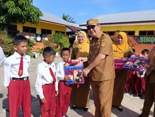 Tinjau MPLS, Bupati Beltim Kamarudin Muten Salurkan Bantuan Bagi Siswa Kurang Mampu