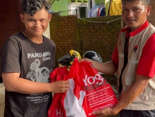 Wujud Kepedulian, DPC PDI Perjuangan Agam Bantu Korban Banjir Padang